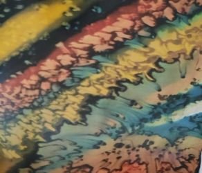 Détails d'une création en peinture sur soie